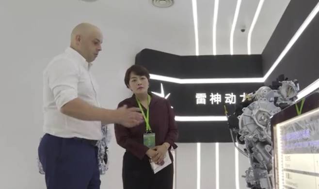 지리자동차 애쉬 서트클리프 글로벌홍보이사가 기자에게 새로운 엔진 개발 현황을 설명하고 있다(촬영: 안용습 기자)