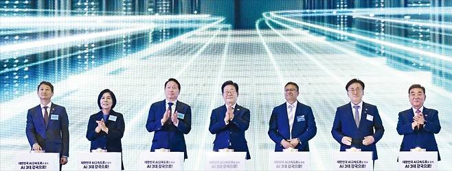 < 李대통령 “AI 3대 강국 첫걸음” > 이재명 대통령이 20일 울산전시컨벤션센터에서 열린 ‘대한민국 AI 고속도로, 울산 AI데이터센터 출범식’에 참석했다. 왼쪽부터 안덕근 산업통상자원부 장관, 최민희 국회 과학기술정보방송통신위원장, 최태원 SK그룹 회장, 이 대통령, 프라사드 칼야나라만 아마존웹서비스(AWS) 인프라 총괄 대표, 유상임 과학기술정보통신부 장관, 김두겸 울산시장.  /김범준 기자