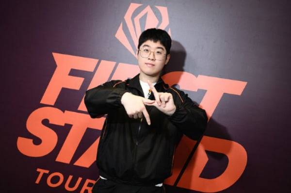 한화생명e스포츠 탑 라이너 '제우스' 최우제가 지난 3월 열린 퍼스트 스탠드 토너먼트에서 시그니처 포즈를 취하고 있다. (라이엇게임즈 제공)