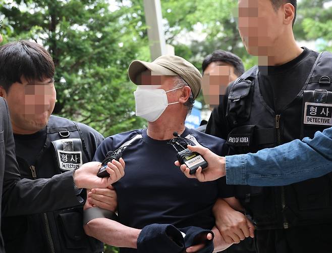 법원의 접근금지 명령이 종료된 지 일주일 만에 아내를 찾아가 흉기로 살해한 60대 남성이 21일 오후 구속심사를 받기 위해 법원에 출석하고 있다. 연합뉴스