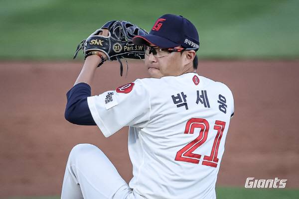21일 부산 사직구장에서 열린 삼성과 3연전 두 번째 경기에 롯데 박세웅이 선발 투수로 마운드에 오른다. 사진은 지난 4일 키움전 등판 모습. 롯데 자이언츠 제공