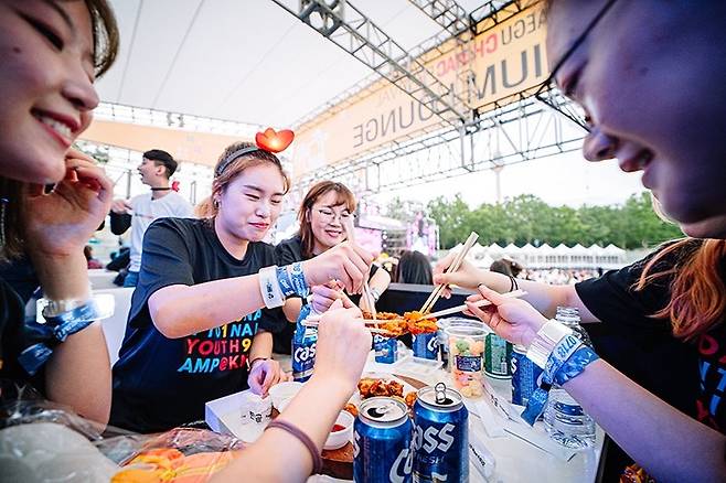 Visitors enjoy fried chicken and beer at the 2019 Daegu Chimac Festival. (Courtesy of Daegu City)