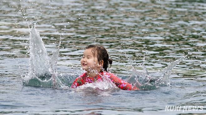 중·남부 내륙을 중심으로 체감온도가 31도 이상으로 오르며 무더운 날씨를 보인 지난 17일 서울 영등포구 여의도한강공원에서 어린이들이 물놀이를 즐기고 있다. 유희태 기자