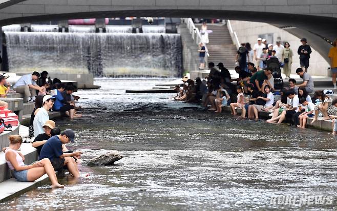 지난해 9월18일 서울 종로구 청계천 광장에서 시민과 관광객들이 청계천에 발을 담그고 더위를 식히고 있다. 곽경근 대기자