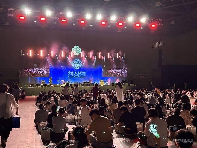 행사 내 가수 배기성의 무대 행사