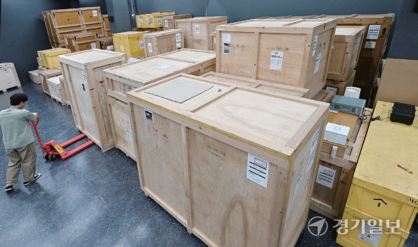 작품 보관 공간이 부족한 수장고 모습. 김시범 기자