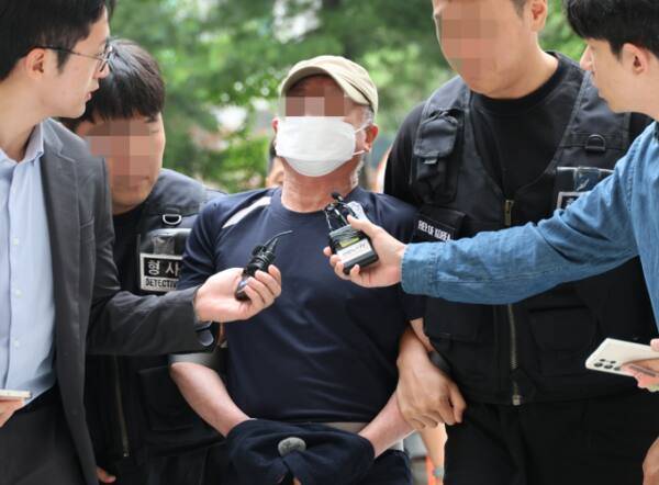 법원의 접근금지 명령이 끝난 지 7일 만에 아내를 찾아가 흉기로 살해한 혐의(살인)를 받는 60대 A씨가 21일 오후 구속 전 피의자 심문(영장실질심사)이 열리는 인천지법에 들어가고 있다. 연합뉴스