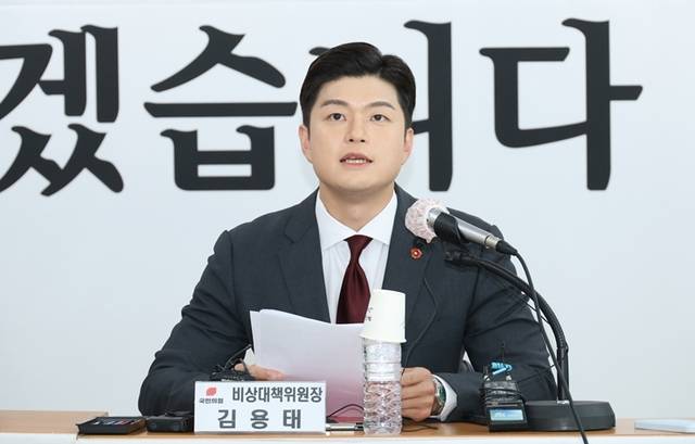 국민의힘 김용태 비상대책위원장이 지난 21일 제주시 연삼로 국민의힘 제주도당사에 마련된 간담회 자리에서 모두 발언하고 있다. 연합뉴스