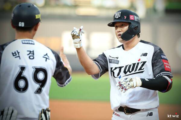 8회말 그림 같은 역전 2타점 적시타를 친 김상수. KT 위즈 제공