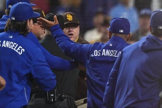 샌디에이고 마이크 실트 감독과 LA 다저스 데이브 로버츠 감독이 격하게 언쟁하고 있다. [AP=연합뉴스]