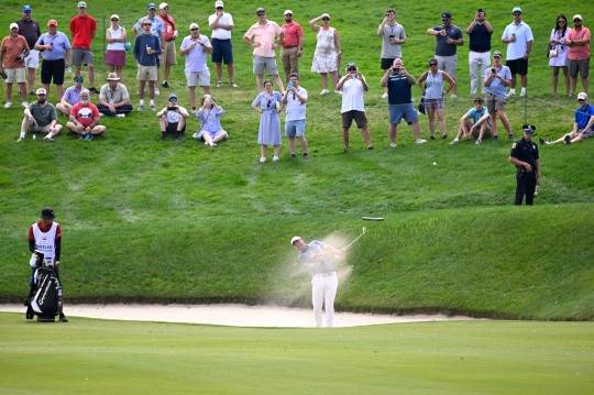 셰플러의 17번 홀 벙커샷. 사진[AP=연합뉴스]