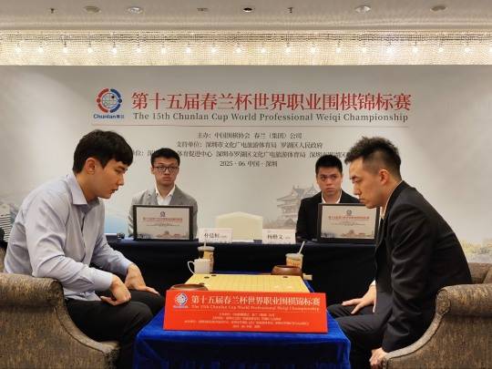 박정환(왼쪽) 9단이 춘란배 결승 1국서 양카이원 9단에게 패했다. 사진[연합뉴스]