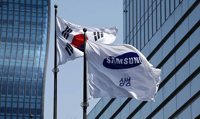서울 서초구 삼성전자 서초사옥 앞에 태극기와 삼성전자 깃발이 바람에 날리고 있다. [김호영 기자]
