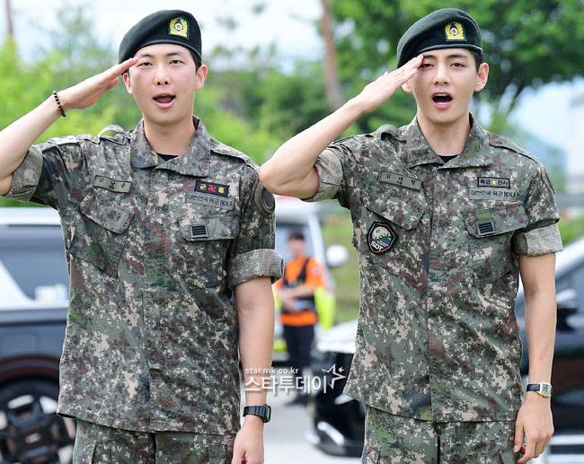 그룹 방탄소년단(BTS) RM, 뷔(V)가 10일 군 복무를 마치고 만기 전역했다. [사진 = 스타투데이]