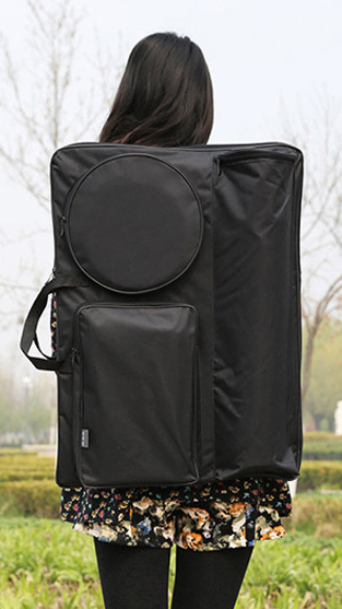 아무리 예쁜 옷을 입고 외출해도, 아트백을 등에 메는 순간 그날의 착장은 ‘아트백’이 된다. [사진 출처=코차]