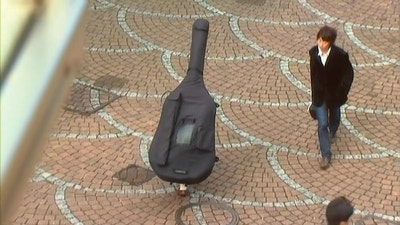 이 아래 사람 있어요.jpg 일본 만화 ‘노다메 칸타빌레’를 원작으로 하는 동명의 일본 드라마에 등장하는 콘트라베이스 주자 사쿠 사쿠라. 작중 신장 148㎝ 인 그녀의 별명은 (혼자 걸어 다니는) ‘요괴 콘트라베이스’다. [사진 출처=のだめカンタービレ, 후지 테레비]