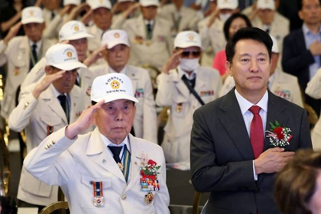 오세훈 서울시장이 20일 오전 서울 마포구 케이터틀에서 열린 제75주년 6·25전쟁 참전유공자 위로연에서 국기에 대한 경례를 하고 있다. /사진=뉴스1