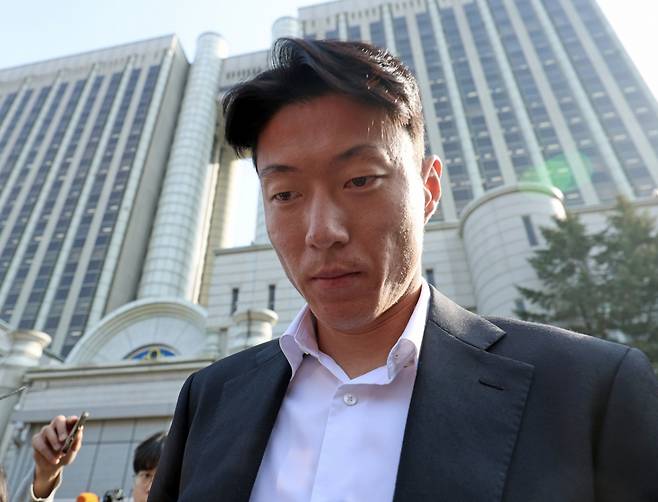 불법 촬영 혐의로 1심에서 징역형의 집행유예를 선고받은 축구선수 황의조(32)가 '내년 북중미 월드컵에 국가대표로 출전하고 싶다'는 뜻을 항소심 재판부에 밝혔다. /사진=뉴시스