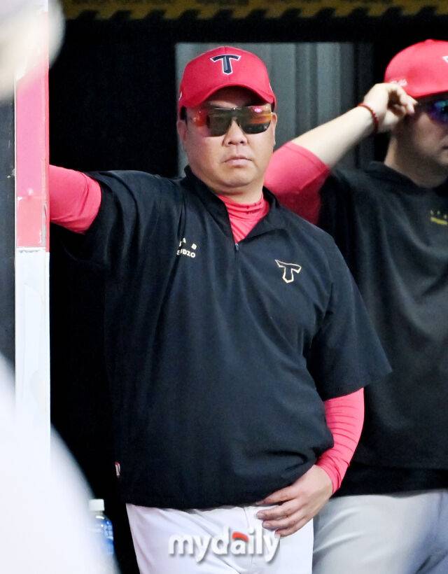 21일 오후 경기도 수원시 조원동 수원kt위즈파크에서 진행된 '2025 프로야구 KBO리그' kt위즈와 KIA타이거즈의 경기. 기아 이범호 감독이 경기를 지켜보고 있다./마이데일리