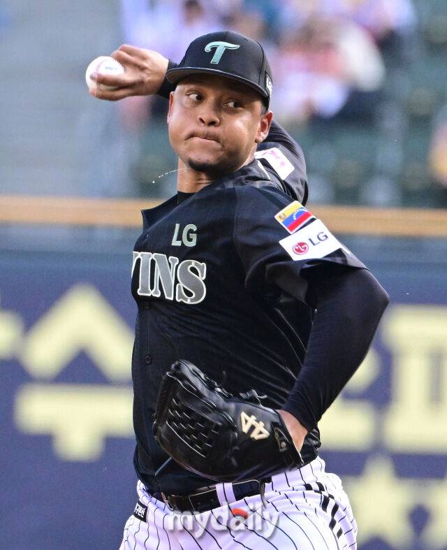 2025년 6월 17일 오후 서울 잠실구장에서 진행된 '2025 신한 SOL뱅크 KBO 리그' NC 다이노스와 LG 트윈스의 경기.LG 선발투수 에르난데스가 역투하고 있다./마이데일리