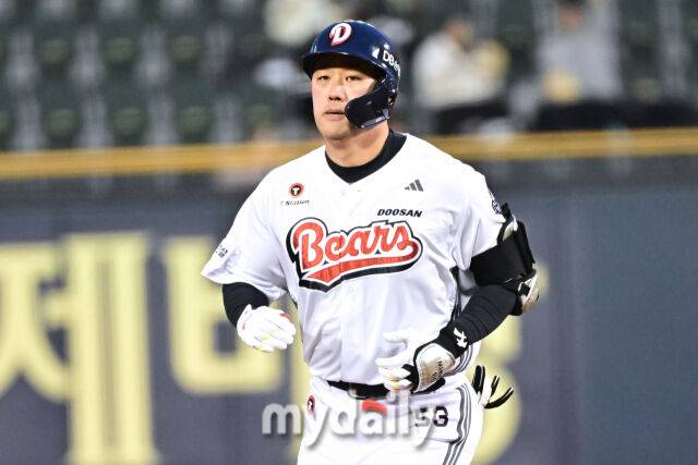 2일 서울 잠실야구장에서 열린 '2025 신한 SOL BANK KBO리그' 키움 히어로즈와 두산 베어스 경기.두산 양석환이 2회말 첫 타자로 나와 홈런을 치고 그라운드를 돌고 있다./마이데일리