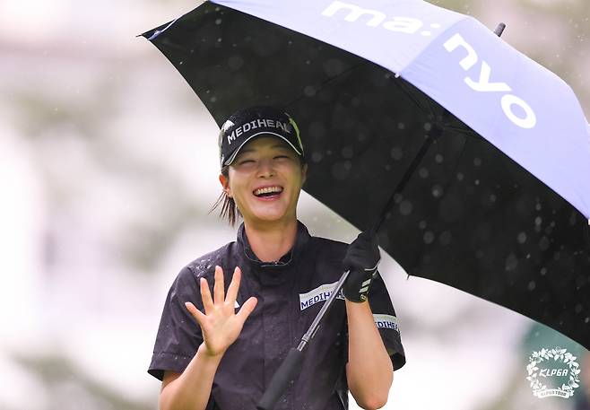 악천후 속에서도 6언더파를 몰아쳐 선두에 오른 김나영. [사진=KLPGA]