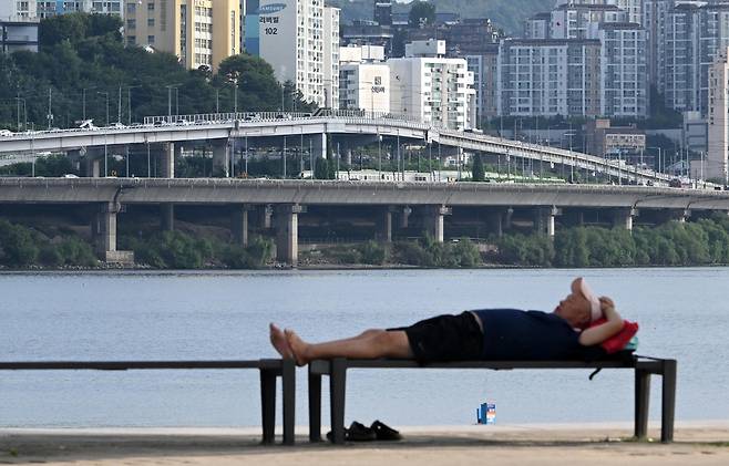 서울 서초구 반포한강공원 그늘에서 한 시민이 더위를 피해 휴식을 취하고 있는 모습. 임세준 기자