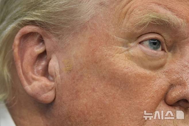 [워싱턴=AP/뉴시스] 도널드 트럼프 미국 대통령이 지난 18일(현지 시간) 백악관 집무실에서 이탈리아 프로축구 세리에A 유벤투스 선수들을 만난 자리에서 발언하고 있다. 2025.06.21.