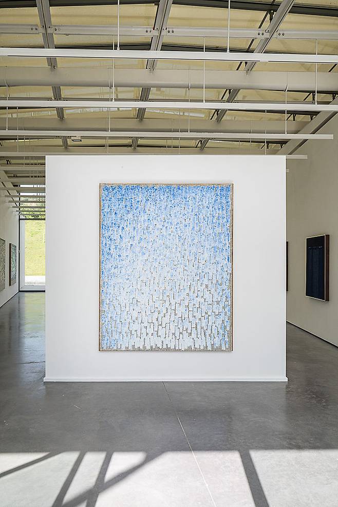 하종현 개인전 《Light Into Color》 전시전경 프랑스 엑상 프로방스 샤토 라 코스트, 2025 사진: Stéphane Aboudaram 이미지 제공: 국제갤러리 *재판매 및 DB 금지