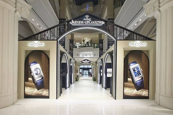 [서울=뉴시스]신세계백화점 강남점은 오는 29일까지 1층 더 스테이지에서 명품 시계 브랜드 예거 르쿨트르와 함께 '1931 폴로 클럽' 팝업스토어를 연다.(사진=신세계백화점 제공) *재판매 및 DB 금지