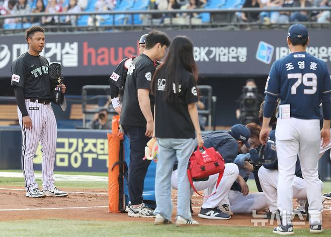 [서울=뉴시스] 배훈식 기자 = 17일 오후 서울 송파구 잠실야구장에서 열린 2025 신한 쏠뱅크 KBO리그 LG 트윈스와 NC 다이노스의 경기, 2회초 LG 선발투수 에르난데스가 투구에 머리를 맞고 쓰러진 NC 박건우를 걱정스러운 눈빛으로 바라보고 있다. 2025.06.17. dahora83@newsis.com