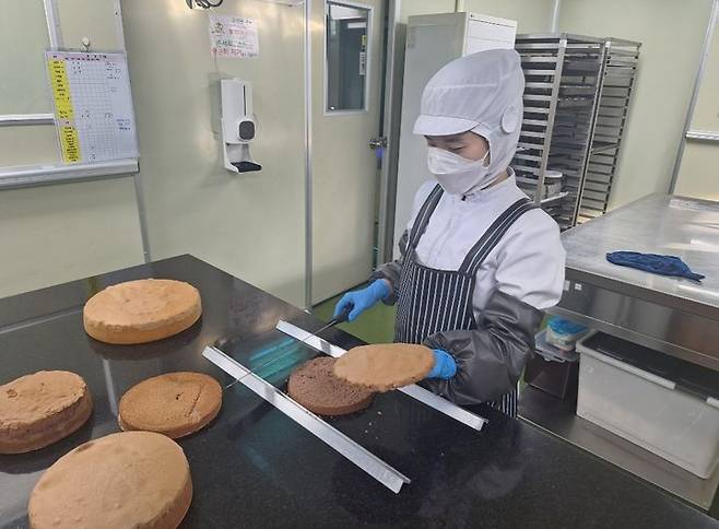 [서울=뉴시스] 김민지씨가 작업 중인 모습. (사진=노틀담베이커리 제공) 2025. 6. 21.  *재판매 및 DB 금지