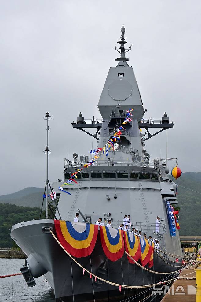 [고성=뉴시스] 차용현 기자 = 20일 오전 경남 고성군 동해면 SK오션플랜트에서 최신형 해군 호위함 경북함의 진수식이 열리고 있다. 2025.06.20.con@newsis.com