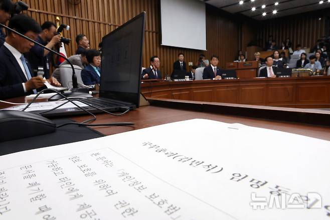 [서울=뉴시스] 고승민 기자 = 18일 서울 여의도 국회에서 열린 정무위원회의 국무총리(김민석) 임명동의에 관한 인사청문특별위원회 제1차 전체회의에서 이종배 특위 위원장이 의사봉을 두드리고 있다. 2025.06.18. kkssmm99@newsis.com