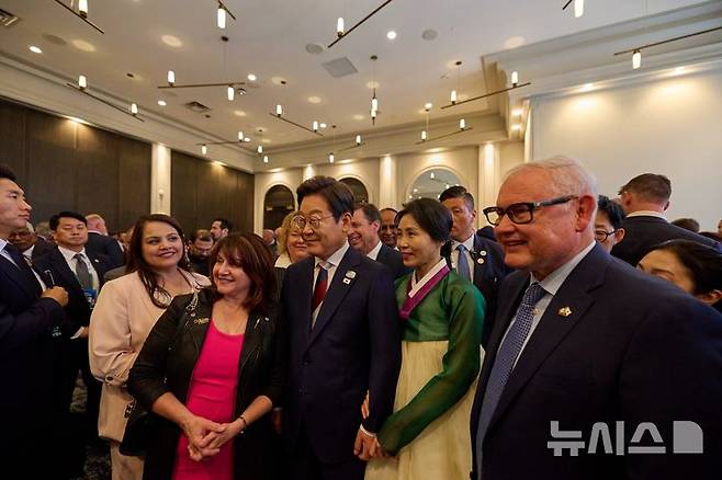 [캘거리=뉴시스] 최진석 기자 = 이재명 대통령과 부인 김혜경 여사가 16일(현지 시간) 캘거리 한 호텔에서 열린 다니엘 스미스 앨버타주 수상 주재 G7 초청국 리셉션에 참석하고 있다. (공동취재) 2025.06.17. myjs@newsis.com