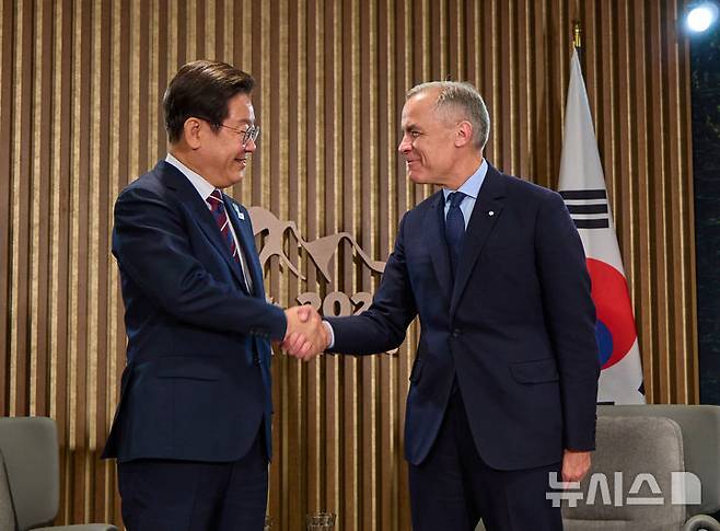[카나나스키스(캐나다)=뉴시스] 최진석 기자 = 이재명 대통령이 17일(현지 시간) 캐나다 앨버타주 캐내내스키스 주요 7개국(G7) 정상회의장에서 마크 카니 캐나다 총리와 한-캐나다 정상회담을 하기 전 악수하고 있다. (공동취재) 2025.06.18. myjs@newsis.com