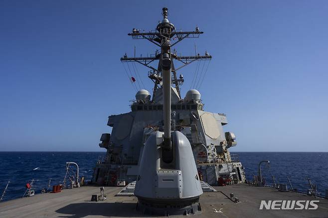 [홍해=AP/뉴시스]홍해에 배치돼 있는 미 해군의 알레이버크급 유도 미사일 구축함 '라분'호. 2025.6.21.