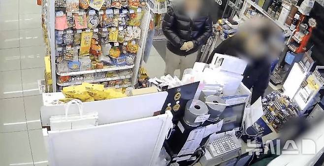 [청주=뉴시스] 대전지역에서 활동하는 폭력조직원 A씨 등이 대학생 B씨가 일하는 편의점을 찾아가 막대한 이자를 요구하며 협박하고 있다. (사진=충북경찰청 제공) 2025.05.15. photo@newsis.com