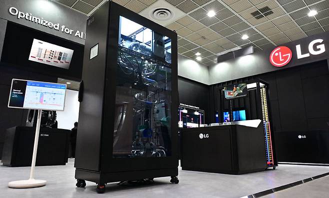 [서울=뉴시스] 홍효식 기자 = LG전자가 AI시대를 맞아 급성장하는 데이터센터에 차별화된 고효율 HVAC 솔루션 공급을 더욱 확대한다. 최근 서울 강서구 마곡 LG사이언스파크에서 데이터센터 SI(System Integration) 기업인 GS ITM과 ‘데이터센터 냉각 솔루션 및 IT 인프라 공급을 위한 업무협약(MOU)’을 체결했다. 사진은 데이터센터 내 CPU·GPU 칩의 열을 직접 냉각시키는 액체냉각 솔루션인 LG전자 CDU(Coolant Distribution Unit, 냉각수 분배 장치). (사진=LG전자 제공) 2025.05.26. photo@newsis.com *재판매 및 DB 금지