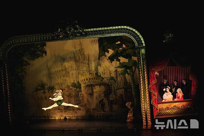 [서울=뉴시스]19일 서울 마곡동 LG아트센터에서 열린 매튜 본의 '백조의 호수' 30주년 기념 공연에서 여왕과 왕자의 여자친구 등 왕실 관계자들이 극 중 발레 공연을 관람하고 있다. (사진=LG아트센터 제공)