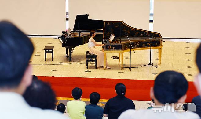 [서울=뉴시스] 박주성 기자 = 21일 서울 종로구 서울역사박물관 로비에서 '광복! 그날의 함성이 음악으로'를 주제로 2025 재능나눔콘서트를 개최해 하프시코디스트 최상미가 하프시코드를 연주하고 있다.  2012년 문화예술인의 재능기부로 시작한 재능나눔 콘서트는 올해 광복 80주년을 기념해 6월 첫 공연을 시작으로, 8월 16일 “되찾은 땅, 되살아난 노래”,11월 15일 “하프시코드의 울림, 한국인의 마음을 담다.” 등 총 3회의 공연을 개최할 예정이다. 2025.06.21. park7691@newsis.com