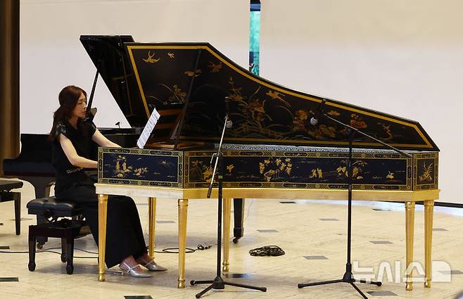 [서울=뉴시스] 박주성 기자 = 21일 서울 종로구 서울역사박물관 로비에서 '광복! 그날의 함성이 음악으로'를 주제로 2025 재능나눔콘서트를 개최해 하프시코디스트 이옥재가 하프시코드를 연주하고 있다.  2012년 문화예술인의 재능기부로 시작한 재능나눔 콘서트는 올해 광복 80주년을 기념해 6월 첫 공연을 시작으로, 8월 16일 “되찾은 땅, 되살아난 노래”,11월 15일 “하프시코드의 울림, 한국인의 마음을 담다.” 등 총 3회의 공연을 개최할 예정이다. 2025.06.21. park7691@newsis.com
