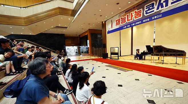 [서울=뉴시스] 박주성 기자 = 21일 서울 종로구 서울역사박물관 로비에서 '광복! 그날의 함성이 음악으로'를 주제로 2025 재능나눔콘서트를 개최해 피아니스트 이지영과 이옥재가 피아노를 연주하고 있다.  2012년 문화예술인의 재능기부로 시작한 재능나눔 콘서트는 올해 광복 80주년을 기념해 6월 첫 공연을 시작으로, 8월 16일 “되찾은 땅, 되살아난 노래”,11월 15일 “하프시코드의 울림, 한국인의 마음을 담다.” 등 총 3회의 공연을 개최할 예정이다. 2025.06.21. park7691@newsis.com