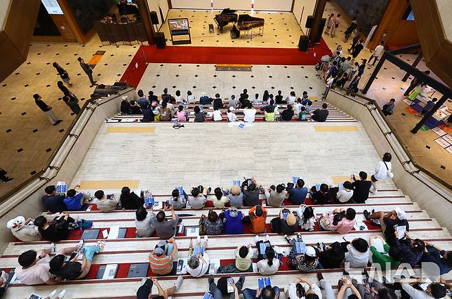 [서울=뉴시스] 박주성 기자 = 21일 서울 종로구 서울역사박물관 로비에서 '광복! 그날의 함성이 음악으로'를 주제로 2025 재능나눔콘서트를 개최해 하프시코디스트 이경희가 하프시코드를 연주하고 있다.  2012년 문화예술인의 재능기부로 시작한 재능나눔 콘서트는 올해 광복 80주년을 기념해 6월 첫 공연을 시작으로, 8월 16일 “되찾은 땅, 되살아난 노래”,11월 15일 “하프시코드의 울림, 한국인의 마음을 담다.” 등 총 3회의 공연을 개최할 예정이다. 2025.06.21. park7691@newsis.com