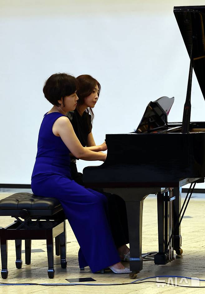 [서울=뉴시스] 박주성 기자 = 21일 서울 종로구 서울역사박물관 로비에서 '광복! 그날의 함성이 음악으로'를 주제로 2025 재능나눔콘서트를 개최해 피아니스트 이지영과 이옥재가 피아노를 연주하고 있다.  2012년 문화예술인의 재능기부로 시작한 재능나눔 콘서트는 올해 광복 80주년을 기념해 6월 첫 공연을 시작으로, 8월 16일 “되찾은 땅, 되살아난 노래”,11월 15일 “하프시코드의 울림, 한국인의 마음을 담다.” 등 총 3회의 공연을 개최할 예정이다. 2025.06.21. park7691@newsis.com