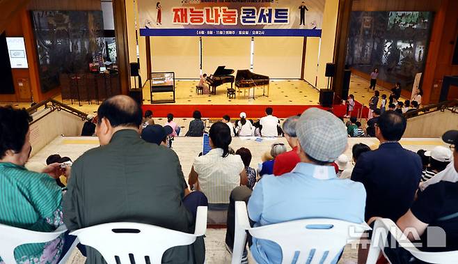 [서울=뉴시스] 박주성 기자 = 21일 서울 종로구 서울역사박물관 로비에서 '광복! 그날의 함성이 음악으로'를 주제로 2025 재능나눔콘서트를 개최해 피아니스트 우지안이 피아노를 연주하고 있다.  2012년 문화예술인의 재능기부로 시작한 재능나눔 콘서트는 올해 광복 80주년을 기념해 6월 첫 공연을 시작으로, 8월 16일 “되찾은 땅, 되살아난 노래”,11월 15일 “하프시코드의 울림, 한국인의 마음을 담다.” 등 총 3회의 공연을 개최할 예정이다. 2025.06.21. park7691@newsis.com