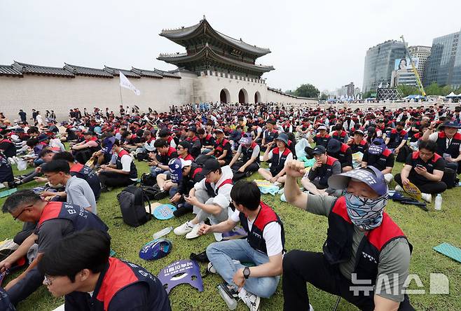 [서울=뉴시스] 조성우 기자 = 21일 오후 서울 종로구 서십자각터 앞에서 열린 민주노총과 한국노총 산하 공공부문 노동조합으로 구성된 양대노총 공공노동자 총력투쟁 결의대회에서 조합원들이 공공기관 운영 민주화와 공공노동자의 노동기본권 보장을 촉구하는 구호를 외치고 있다. 2025.06.21. xconfind@newsis.com