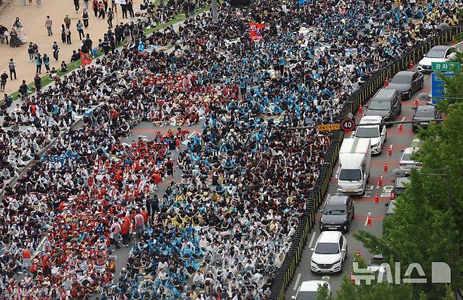 [서울=뉴시스] 조성우 기자 = 21일 오후 서울 종로구 서십자각터 앞에서 민주노총과 한국노총 산하 공공부문 노동조합으로 구성된 양대노총이 공공노동자 총력투쟁 결의대회를 열고 공공기관 운영 민주화와 공공노동자의 노동기본권 보장을 촉구하고 있다. 2025.06.21. xconfind@newsis.com