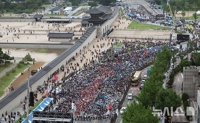 [서울=뉴시스] 조성우 기자 = 21일 오후 서울 종로구 서십자각터 앞에서 민주노총과 한국노총 산하 공공부문 노동조합으로 구성된 양대노총이 공공노동자 총력투쟁 결의대회를 열고 공공기관 운영 민주화와 공공노동자의 노동기본권 보장을 촉구하고 있다. 2025.06.21. xconfind@newsis.com