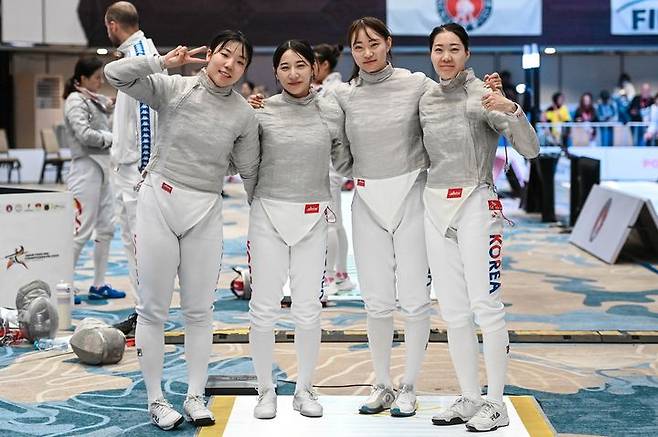 [서울=뉴시스] 2025 아시아펜싱선수권대회 여자 사브르 단체전에서 은메달을 획득한 한국 여자 사브르 대표팀. (사진=국제펜싱협회 연맹 SNS 캡처) *재판매 및 DB 금지